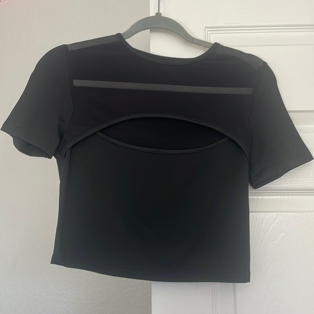 Black cropped tee